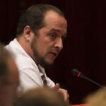 El portavoz de la CUP, David Fernández, en su etapa de parlamentario durante su intervención en la comparecencia del ex presidente de la Generalitat, Jordi Pujol. EFE/Alejandro García