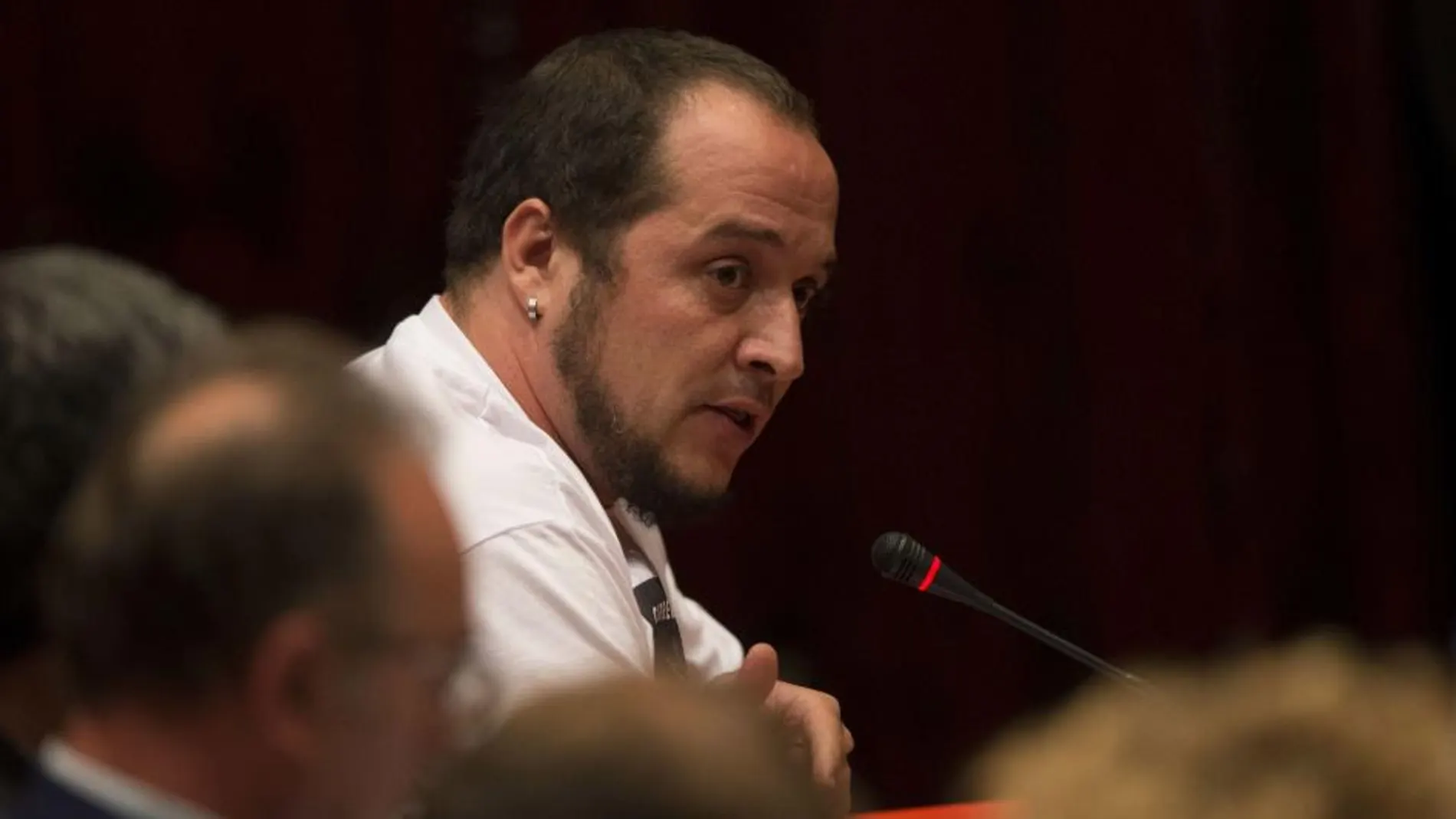 El portavoz de la CUP, David Fernández, en su etapa de parlamentario durante su intervención en la comparecencia del ex presidente de la Generalitat, Jordi Pujol. EFE/Alejandro García