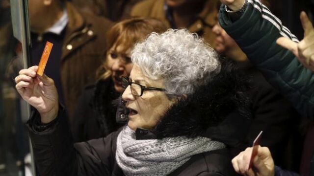 Parte del medio centenar de personas que se han concentrado esta tarde ante la sede del PSOE en la calle Ferraz de Madrid.