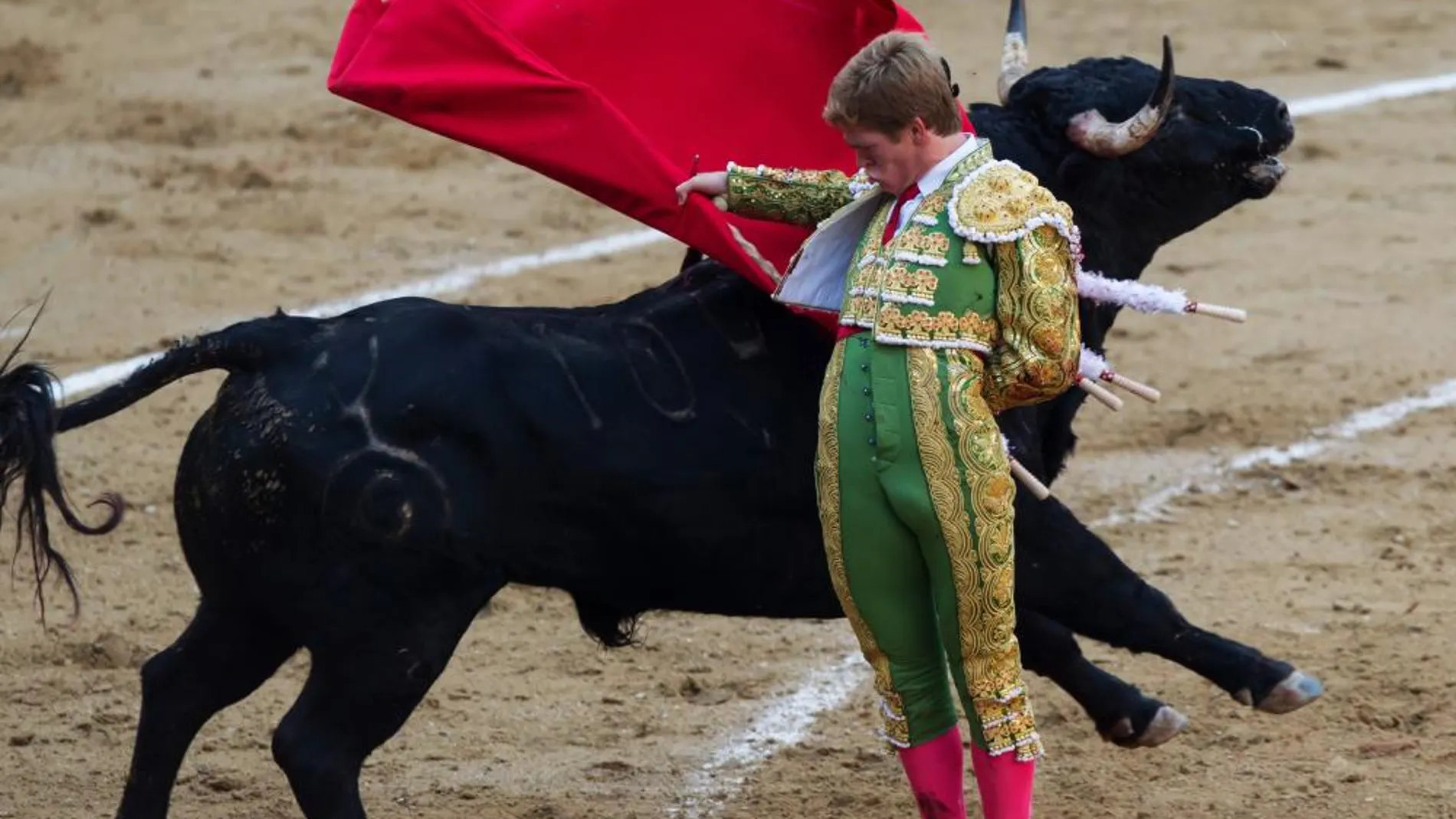 Ajustada manoletina del novillero sevillano Borja Jiménez, ayer en Las Ventas