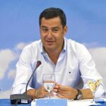 El presidente del PP andaluz, Juanma Moreno, flanqueado por el presidente del PP gaditano, Antonio Sanz, y la alcaldesa de Cádiz, Teófila Martínez