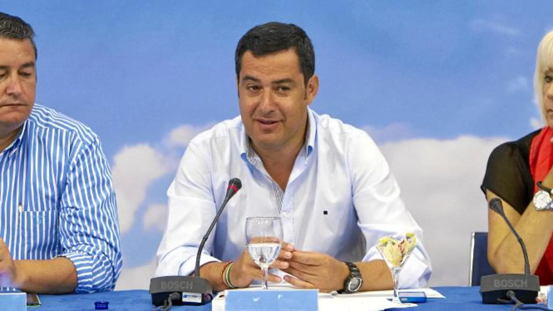 El presidente del PP andaluz, Juanma Moreno, flanqueado por el presidente del PP gaditano, Antonio Sanz, y la alcaldesa de Cádiz, Teófila Martínez
