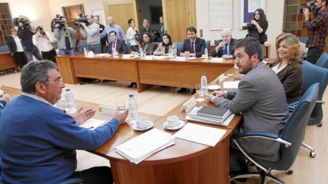 La secretaria de Estado de Empleo, Engracia Hidalgo, junto a los agentes sociales, ayer en el ministerio