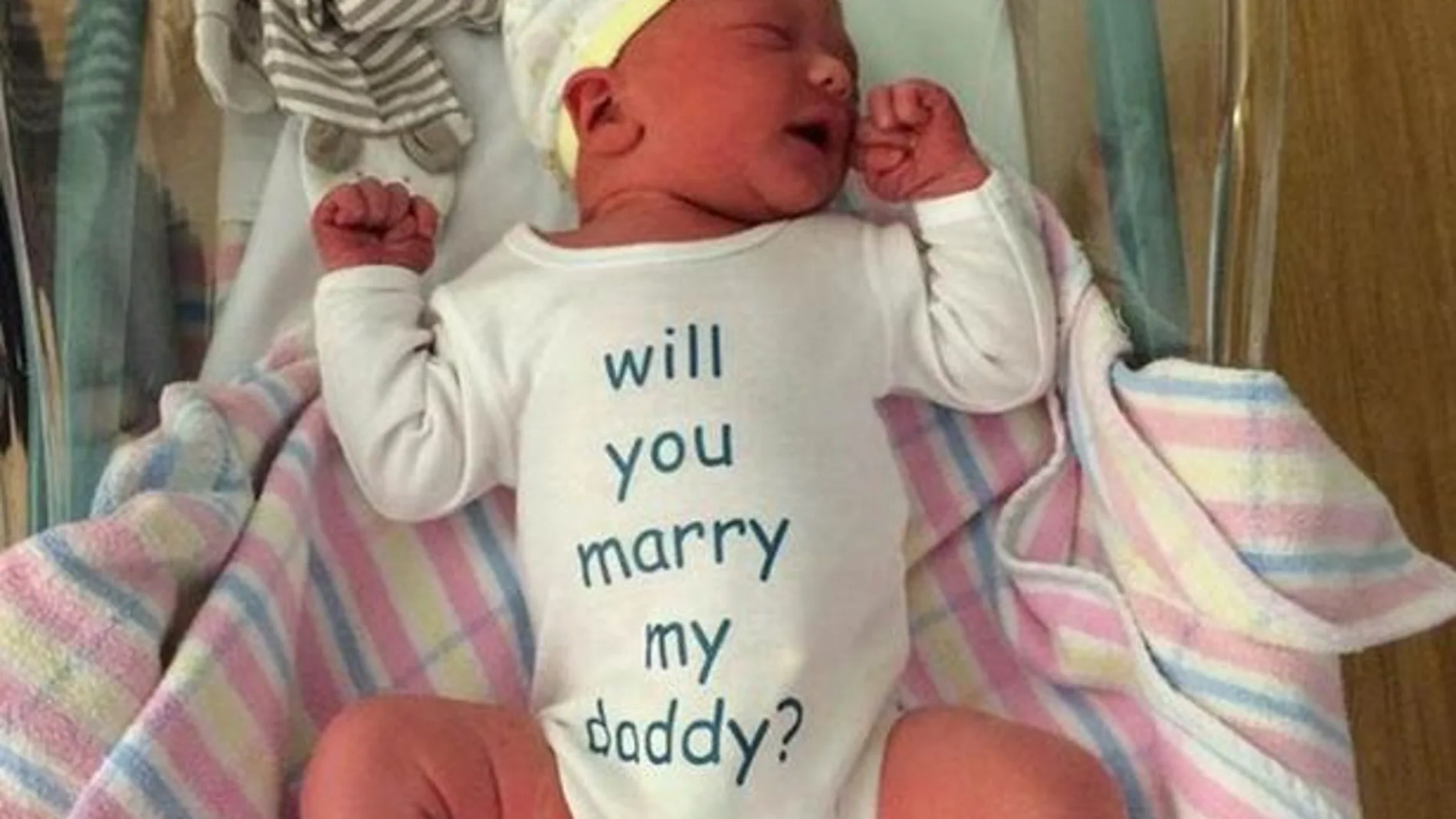 Imagen del bebé con la propuesta de matrimonio