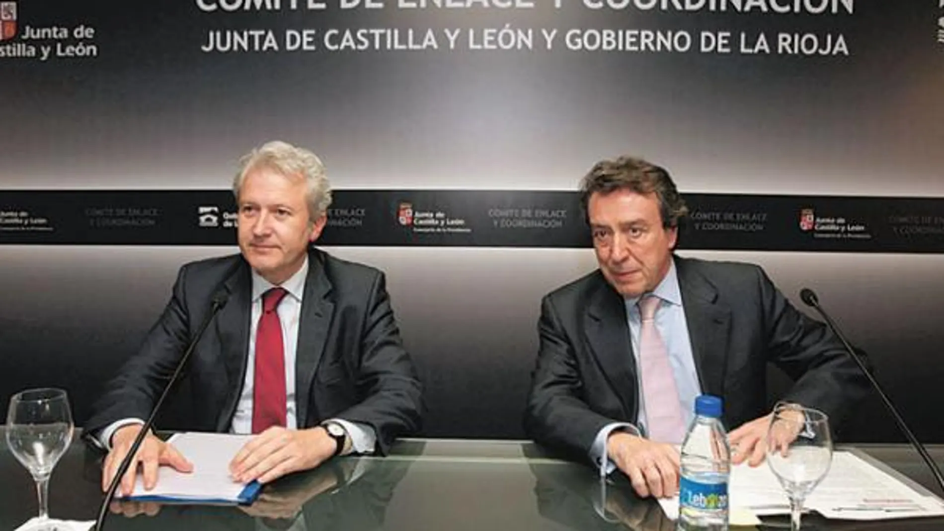 Los consejeros José Antonio de Santiago-Juárez y Emilio del Río explican la ampliación de los acuerdos