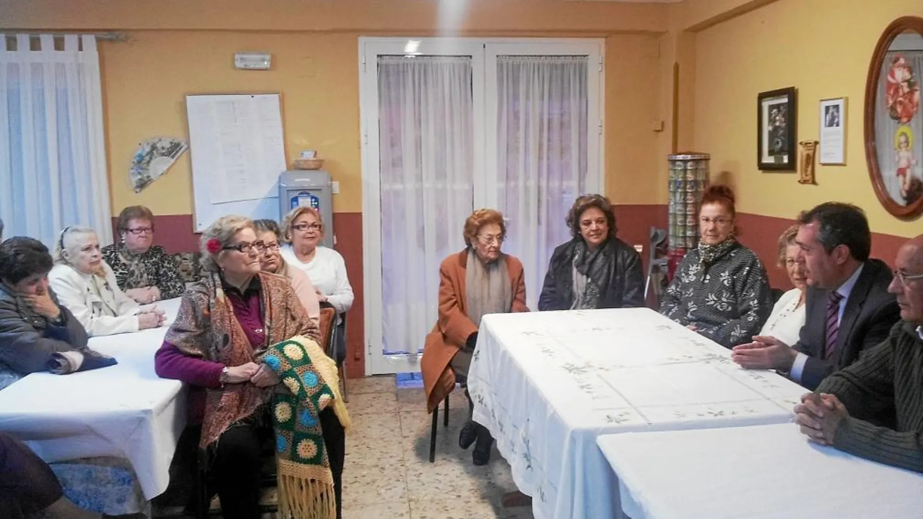 Un momento de la reunión de Espadas y Díaz con la Asociación de Mujeres