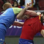 El eespañol Joan Canellas lucha por el balón con el esloveno Matej Gaber