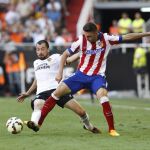 Siqueira pelea con Javi Fuego por un balón.