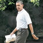 Obama sale de la Casa Blanca, ayer, para festejar el Día del Padre