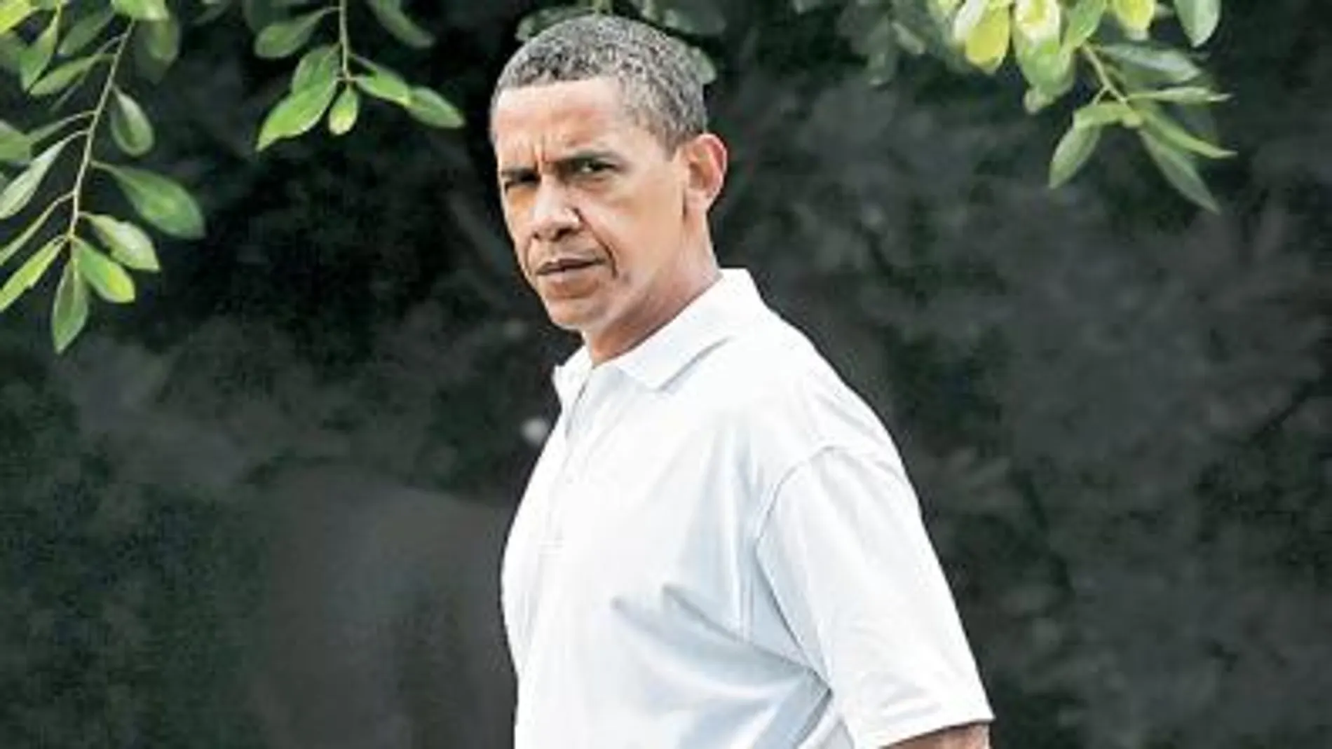 Obama sale de la Casa Blanca, ayer, para festejar el Día del Padre