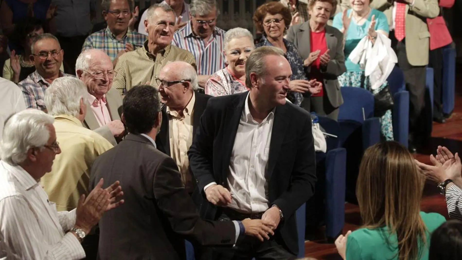 El candidato a la Presidencia de la Generalitat por el PPCV, Alberto Fabra (c), a su llegada al acto electoral de cierre de campaña