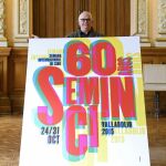 El diseñador Óscar Mariné posa con el cartel de la 60 edición de la Semana Internacional de Cine de Valladolid