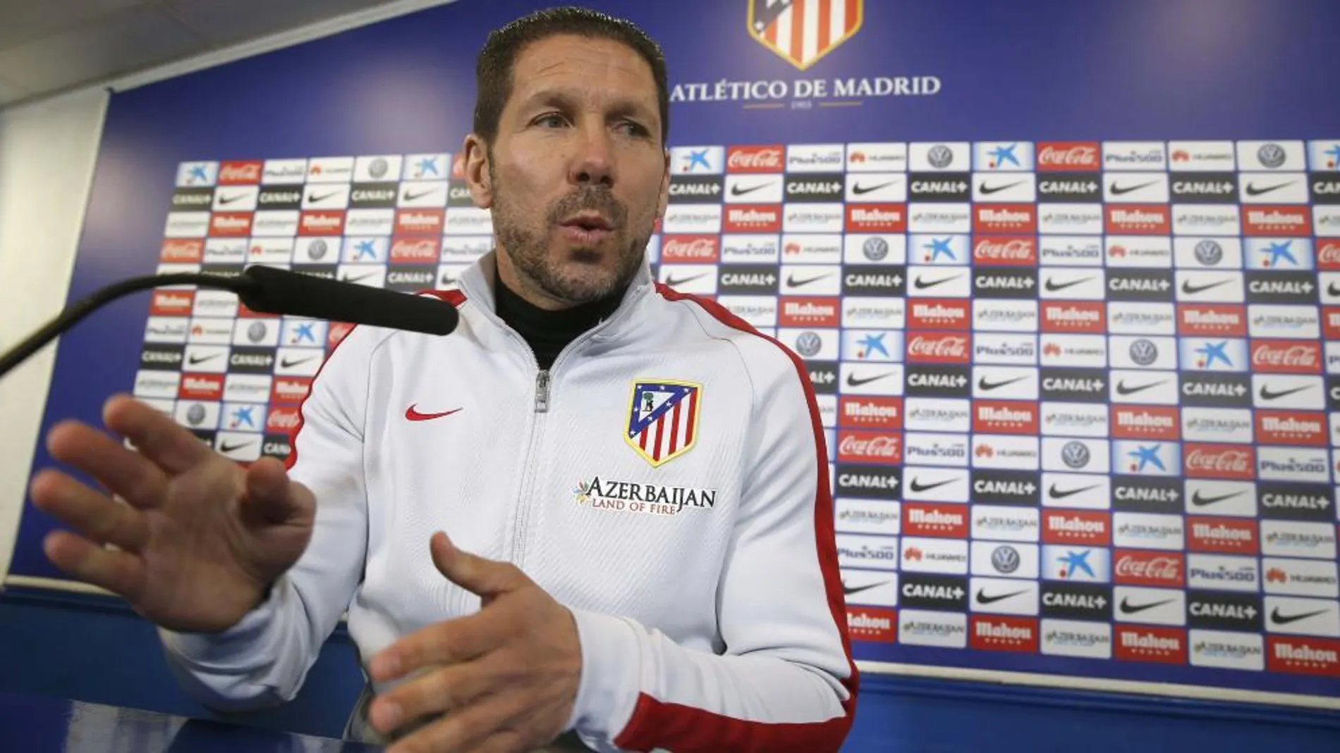 Diego Simeone, durante la rueda de prensa ofrecida esta tarde en el estadio Vicente Calderón, en la víspera del partido de vuelta de cuartos de final que enfrenta a su equipo con el Barcelona.