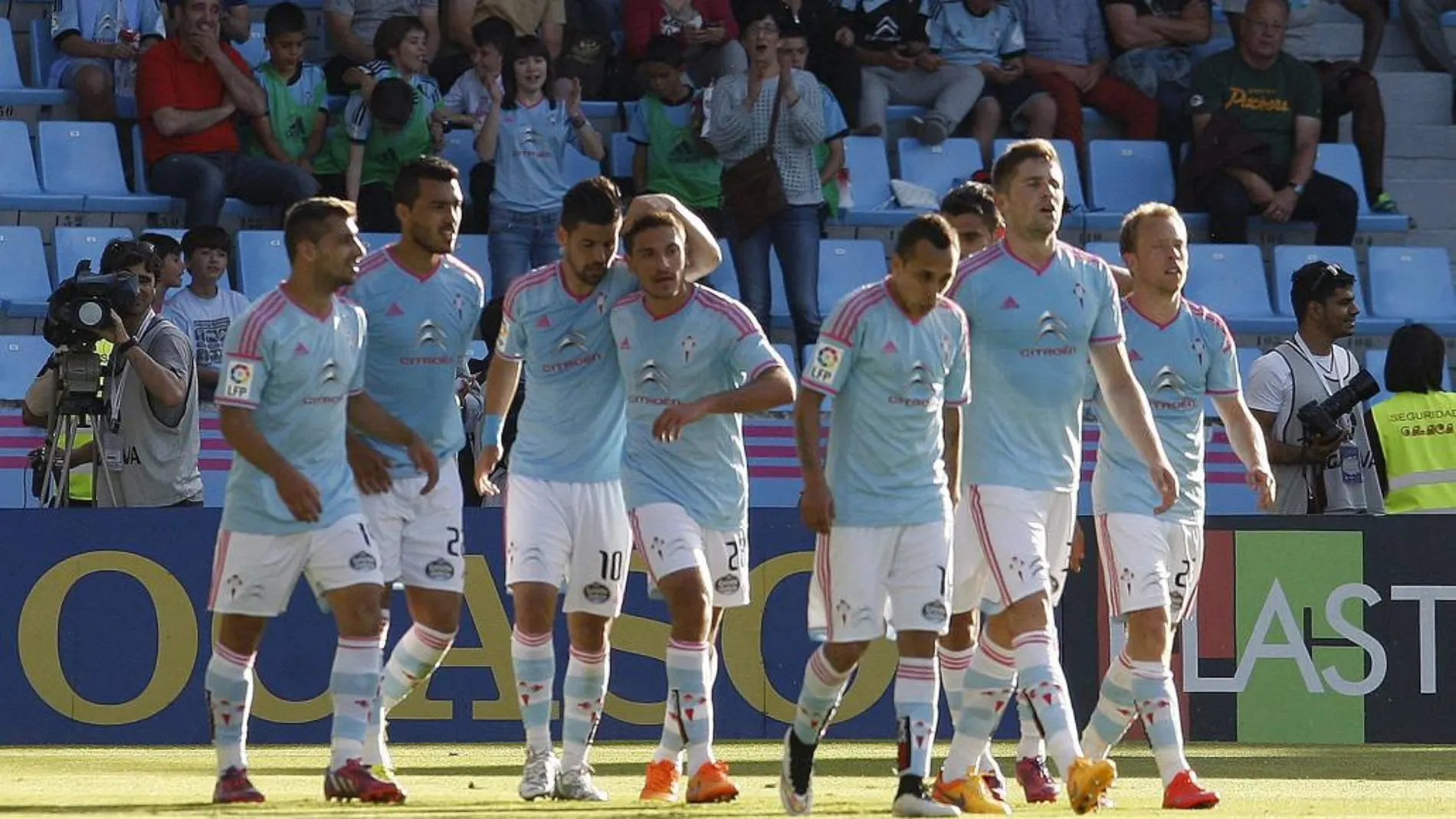 Los jugadores del Celta de Vigo celebran el gol de la victoria contra el Espanyol