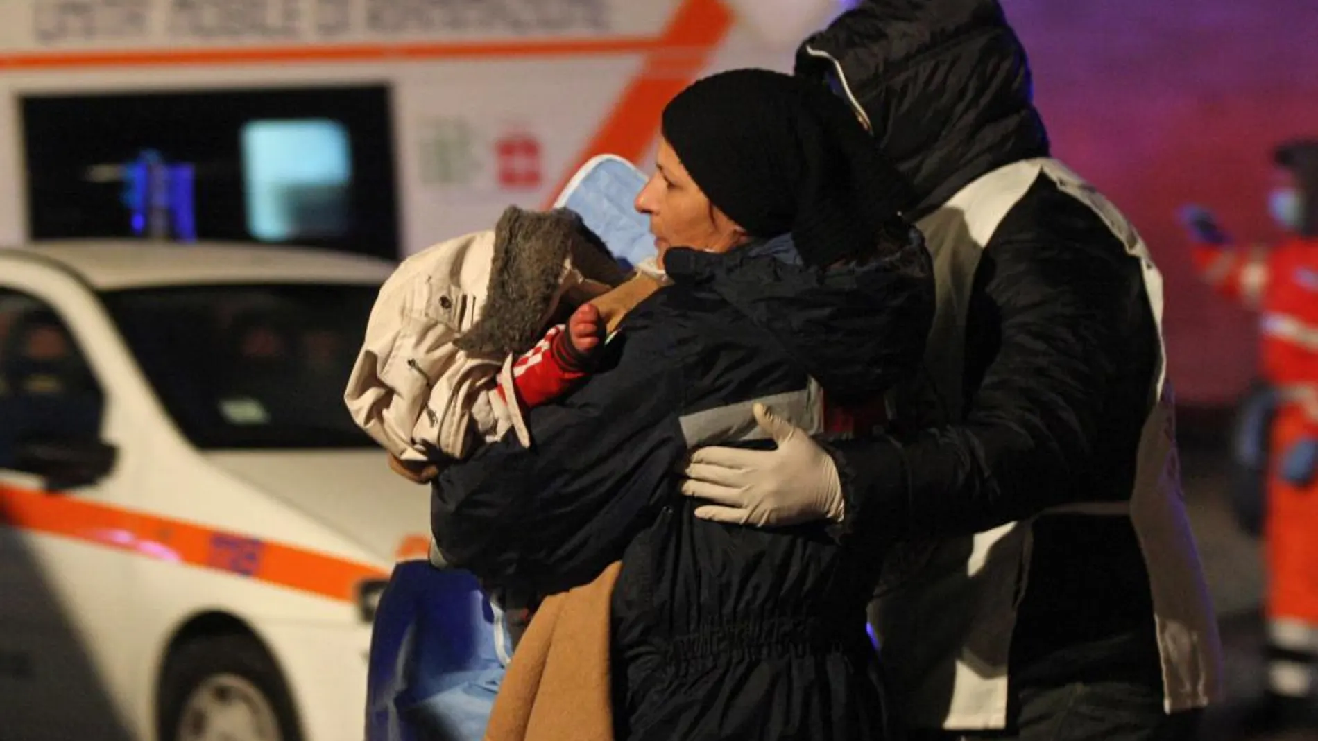 Una mujer llega a puerto tras ser rescatada por un barco moldavo