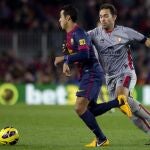 El centrocampista del F.C. Barcelona Thiago Alcántara (i) lucha un balón con el defensa del Osasuna Manuel Ortiz, "Lolo"(d) durante el Barça-Osasuna