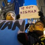Varios manifestantes muestran su apoyo en Nueva York al fiscal fallecido