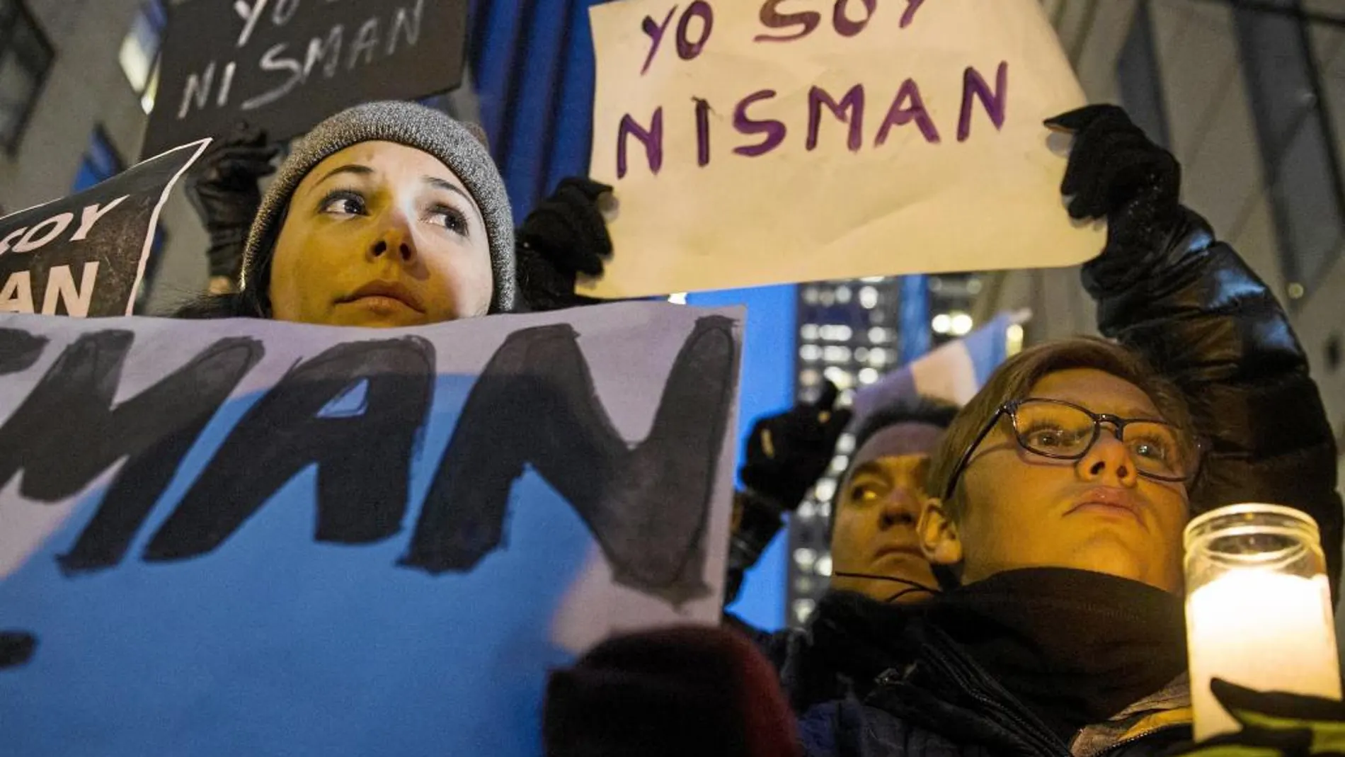 Varios manifestantes muestran su apoyo en Nueva York al fiscal fallecido