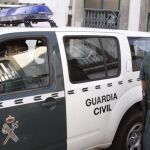 Efectivos de la Guardia Civil en las inmediaciones del lugar donde han detenido hoy en Santiago de Compostela al miembro del grupo terrorista Resistencia Galega Raúl Agulleiro Cartoy.
