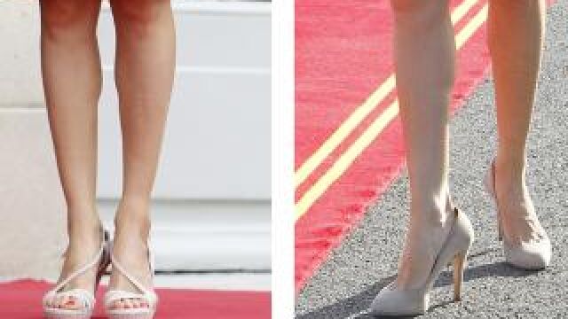 A lz izquierda, sandalias abiertas de tacón en rosa empolvado; a la derecha, tacones beige.