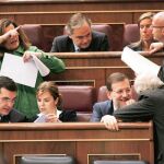 La bancada del PP, ayer, en el Congreso. Junto a Rajoy, Sáenz de Santamaría. Detrás, Mato y González Pons
