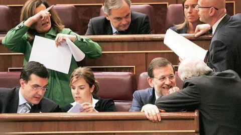 La bancada del PP, ayer, en el Congreso. Junto a Rajoy, Sáenz de Santamaría. Detrás, Mato y González Pons
