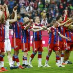Los jugadores del Bayern tras ganar ayer el partido ante el Hertha Berlín