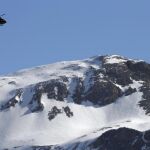 Un helicóptero sobrevuela los Alpes