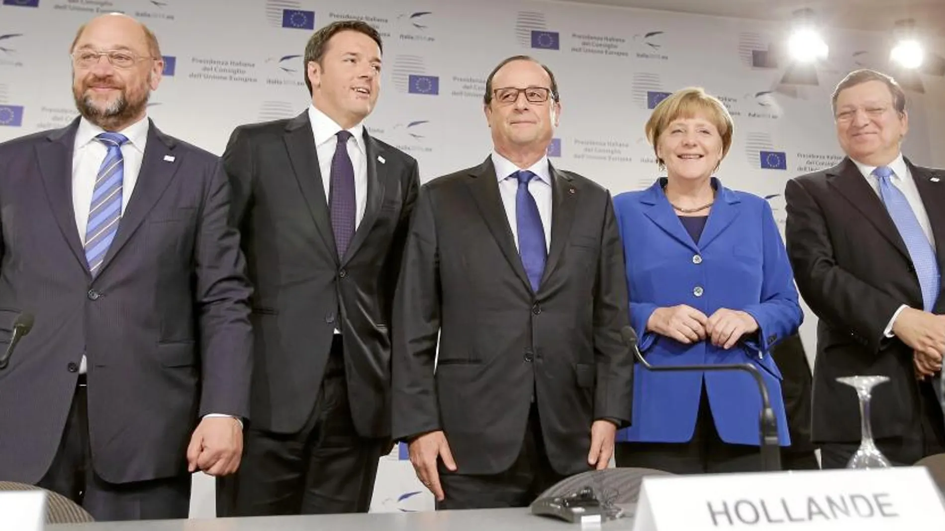 El anfitrión de la cumbre, Renzi (segundo a la izda.), junto a Schulz, Hollande, Merkel y Barroso