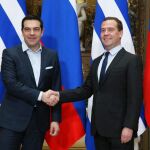 El primer ministro griego, Alexis Tsipras (i) saluda a su homólogo ruso, Dmitri Medvédev.