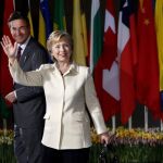 La secretaria de Estado estadounidense, Hillary Clinton (c), saluda en presencia dle ministro de Exteriores holandés, Maxime Verhagen (izq), antes del comienzo de la Conferencia internacional