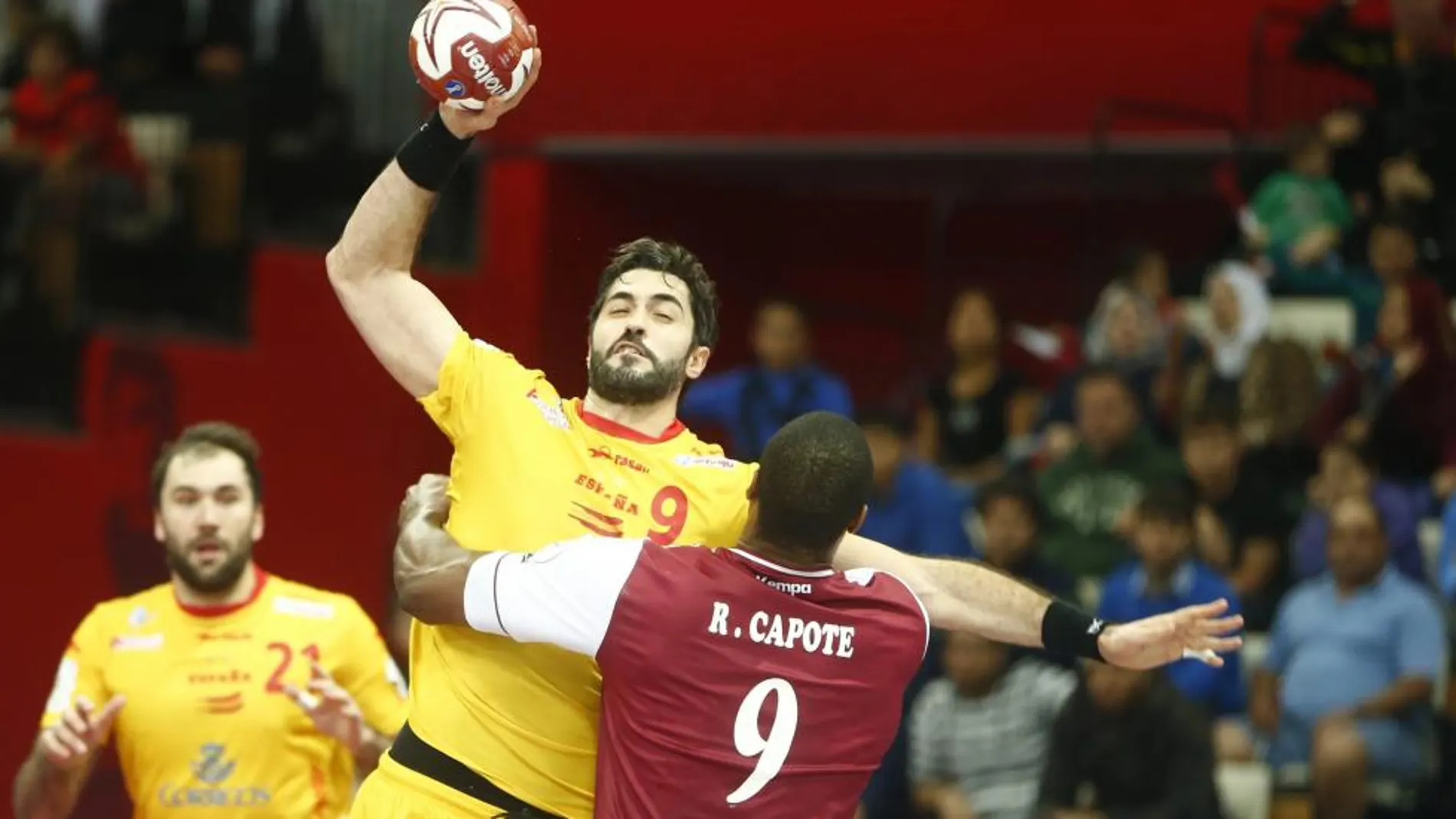 El jugador español Raúl Entrerríos (i) pelea por el control del balón contra el jugador catarí Rafael Capote