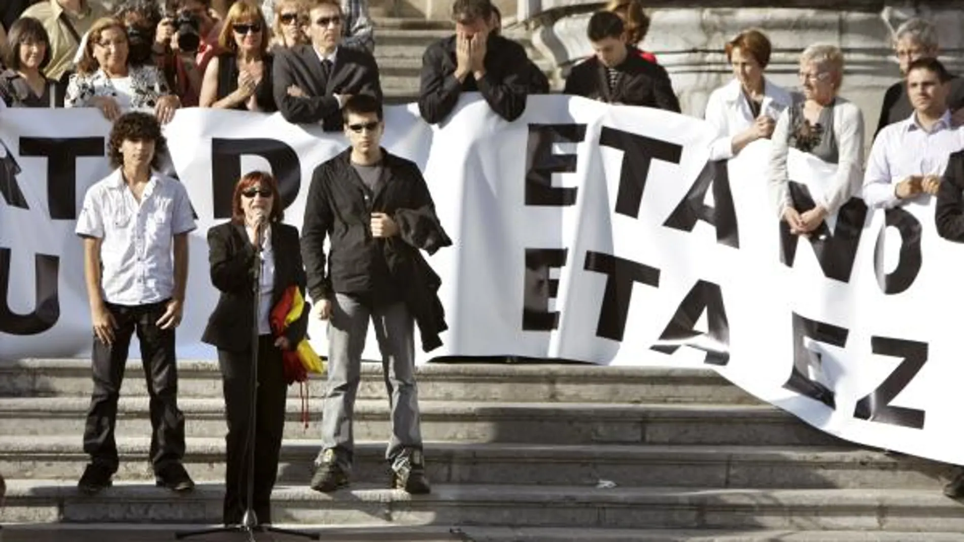 La viuda: la banda «no quiere más que lucrarse con sus asesinatos»