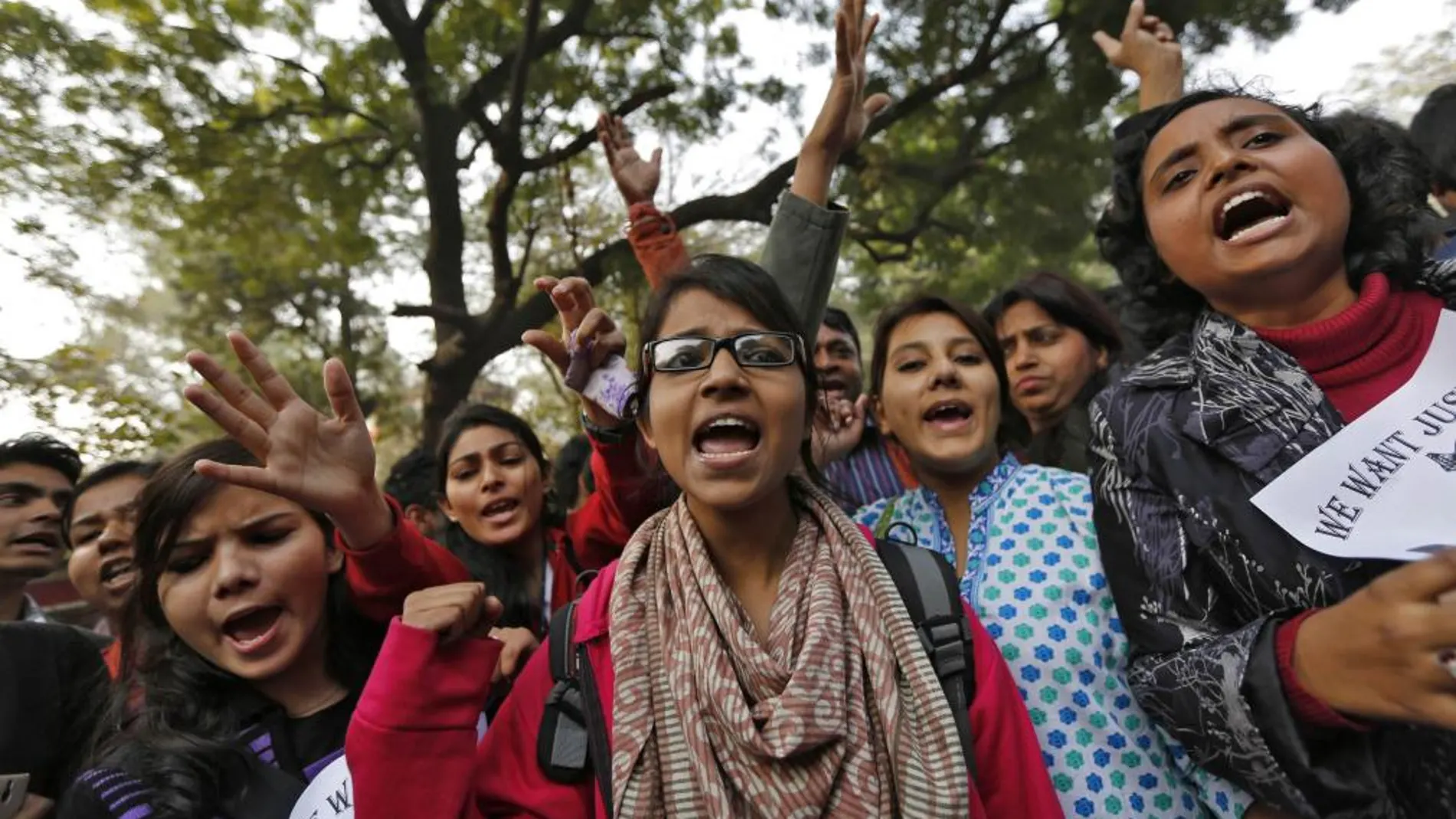 Jóvenes indias se manifiestan contra la inacción del Gobierno ante las violaciones, en una imagen de archivo