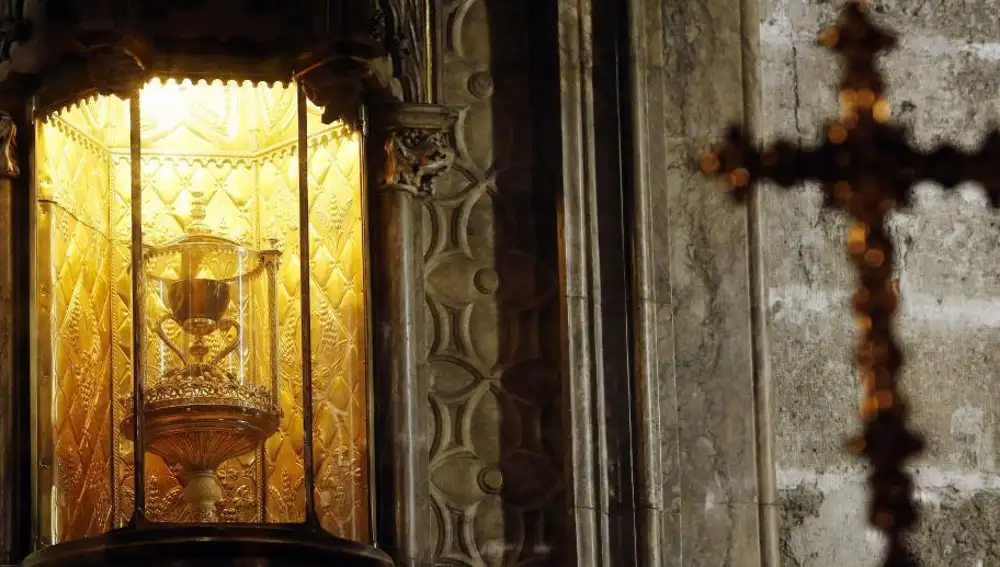 Vista del grial que es venerado como el Santo Cáliz de la última cena de Jesús albergado en la Catedral valenciana.