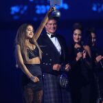 Ariana Grande recibiendo un premio en los «MTV European Music Awards». en Glasgow