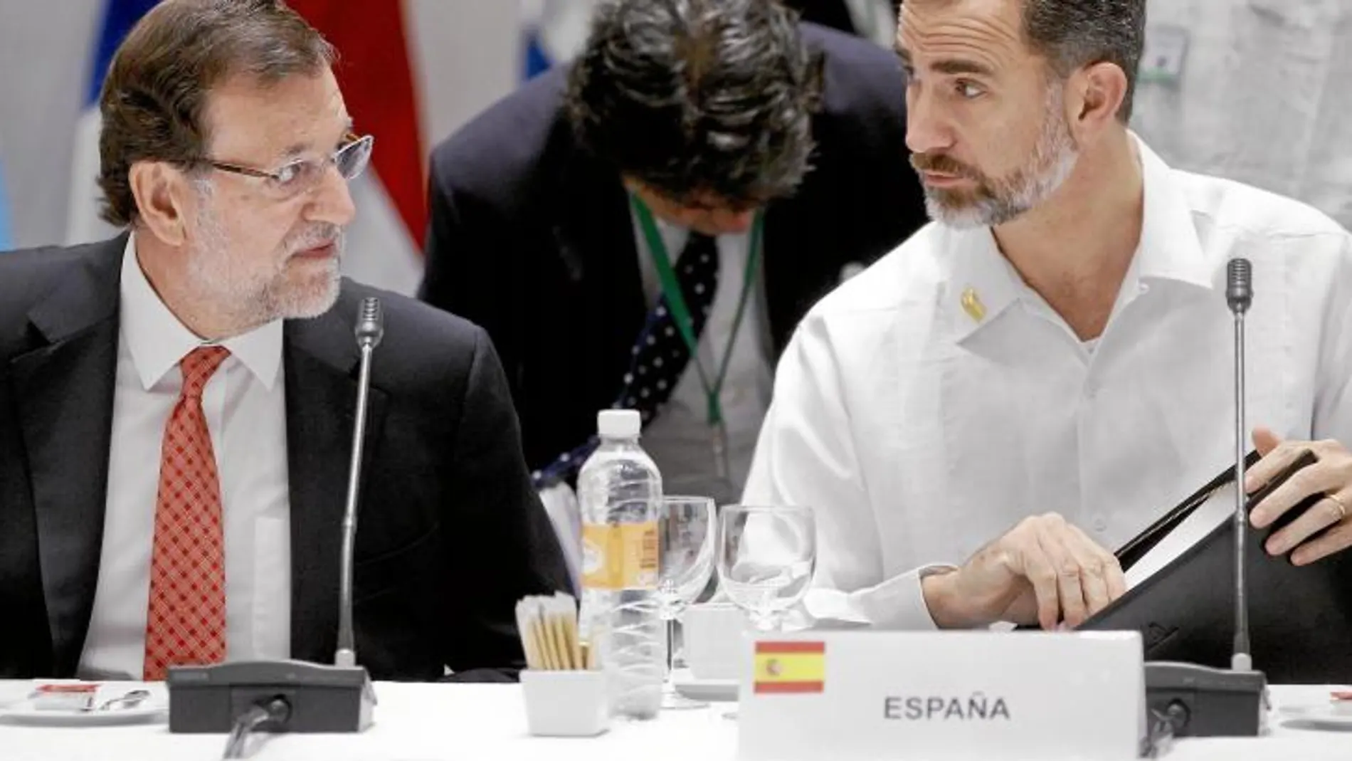 El presidente del Gobierno, Mariano Rajoy, y el Rey, Felipe VI, ayer en Veracruz