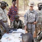 En Mali, los españoles trabajan codo con codo con los militares del país, a los que instruyen