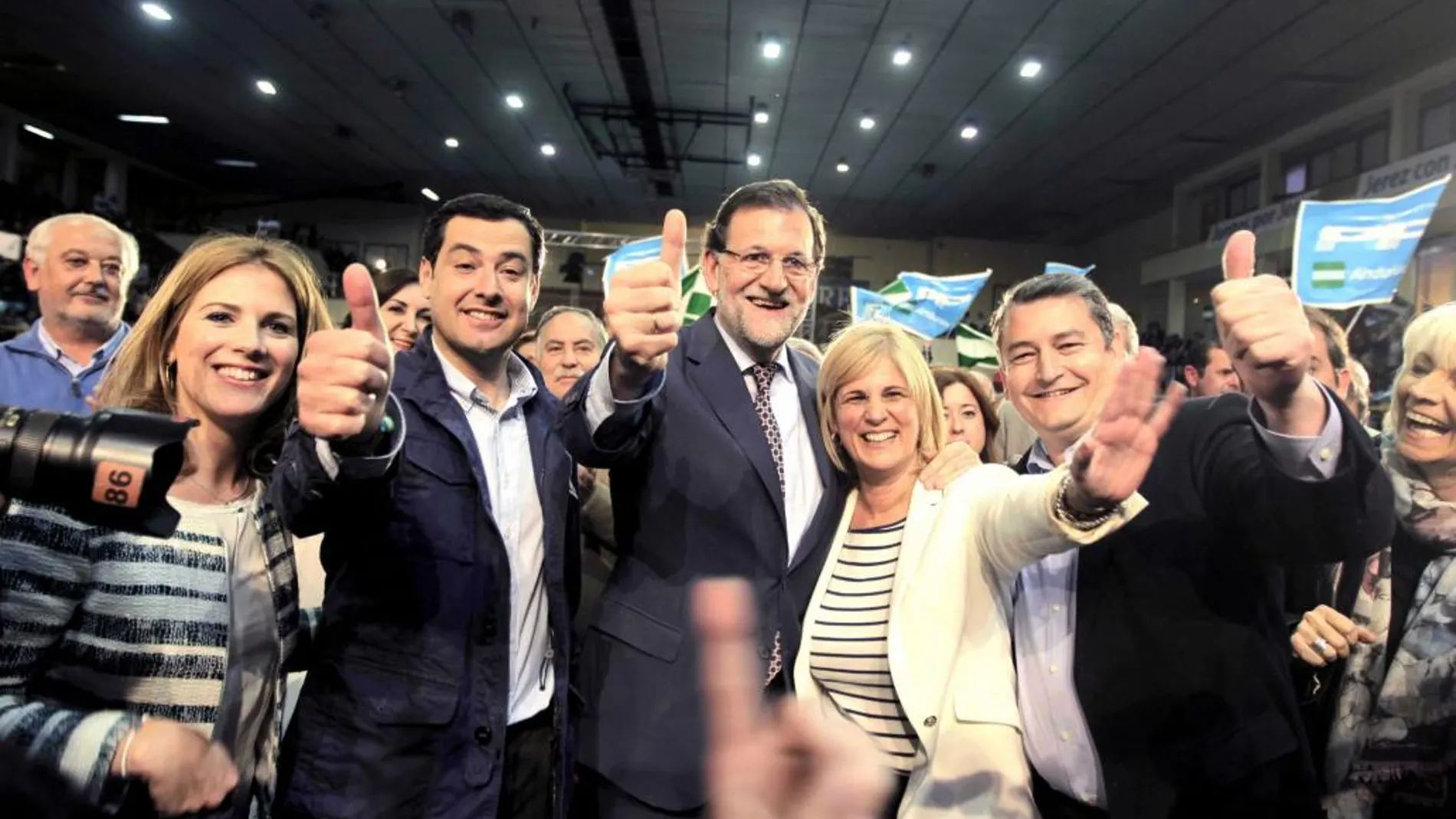 El presidente del Gobierno, Mariano Rajoy, posa junto a Juanma Moreno y otros candidatos populares en el inicio de campaña.