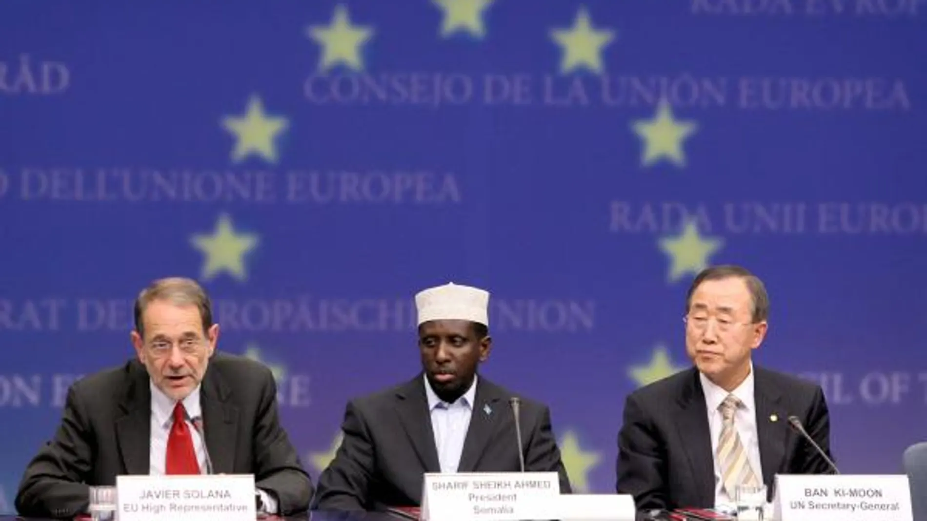 El Alto representante de la Unión Europea, Javier Solana (i), el presidente de Somalia, Shaif Sheij Ahmed (c), y el secretario general de la ONU, Ban Ki-Moon