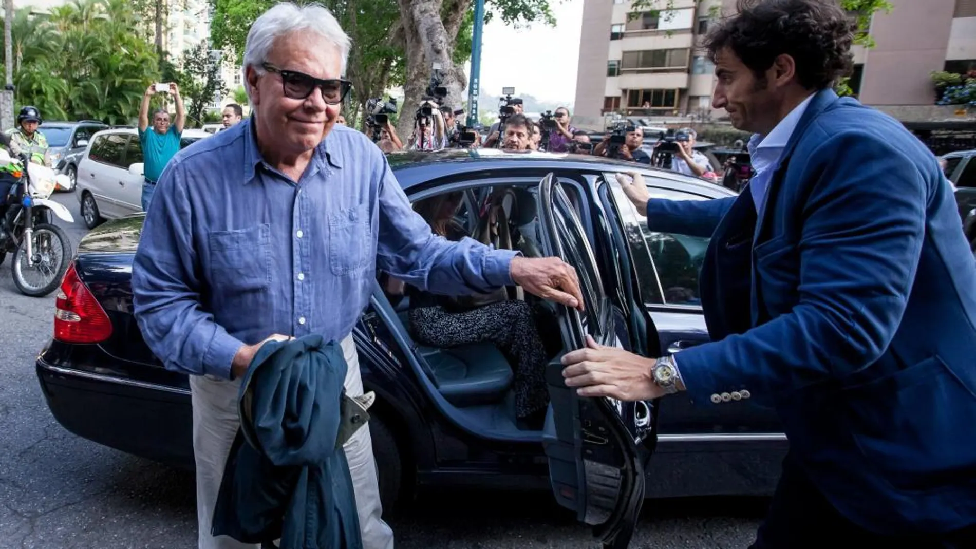 Felipe Gonzalez a su llegada a la residencia del alcalde mayor de Caracas Antonio Ledezma