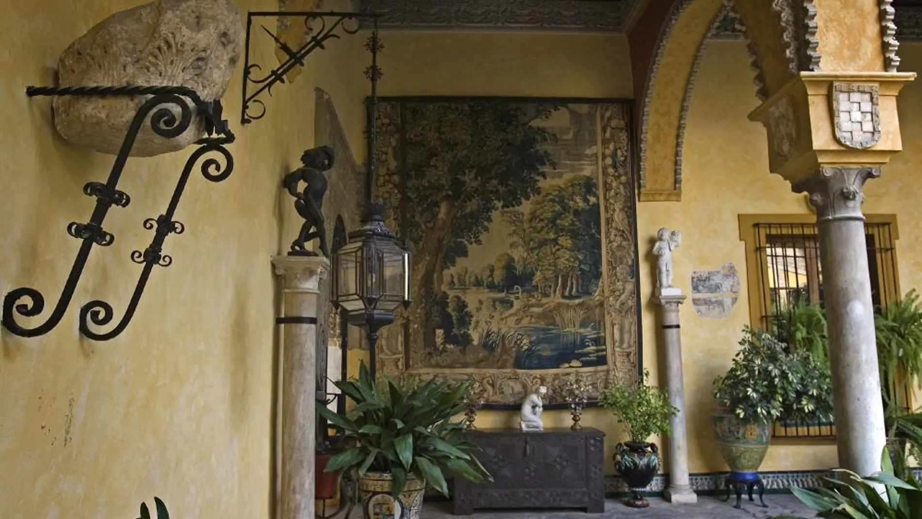Interior del Palacio de Dueñas .