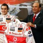 El bicampeón del mundo de Formula Uno el español Fernando Alonso regala un mono de competición al presidente del Banco Santander, Emilio Botín.