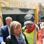 La primera teniente de alcalde del ayuntamiento de Reus, Teresa Gomis, acompañada del alcalde de la localidad, Carles Pellicer (CiU) (i), sale detenida por la puerta de atrás del ayuntamiento