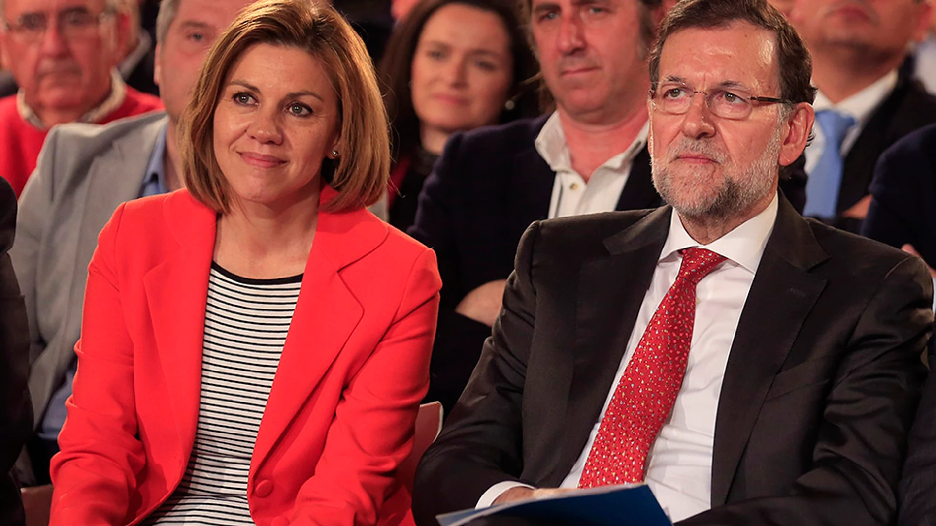 El presidente del Gobierno, Mariano Rajoy, junto a María Dolores de Cospedal.
