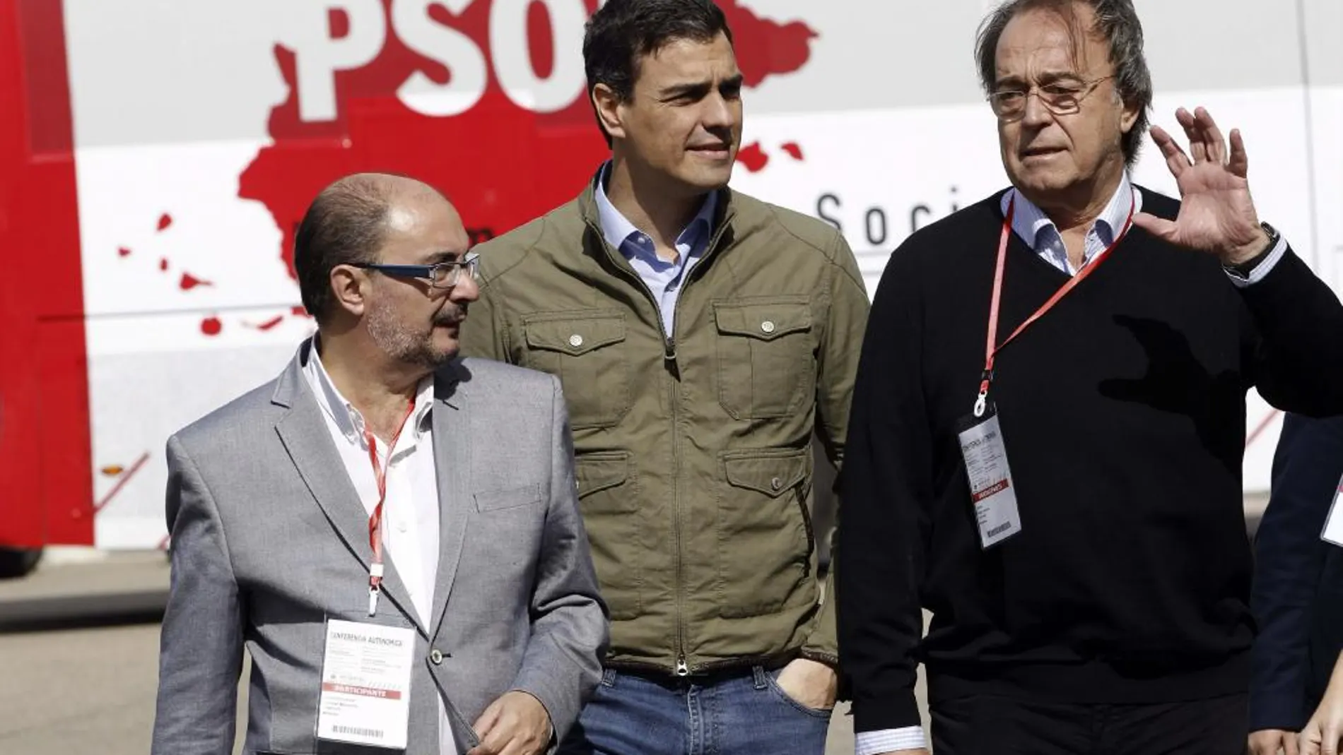 El secretario general del PSOE, Pedro Sánchez (c), que clausura la conferencia política que celebra el Partido Socialista de Aragón, en Zaragoza