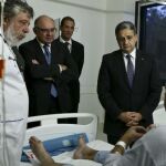 El ministro de Salud de Portugal, Paulo Macedo (2-d), junto al alcalde de Vila Franca de Xira, Alberto Mesquita (2i), junto a un paciente con legionella en el hospital de Vila Franca de Xira (Portugal).