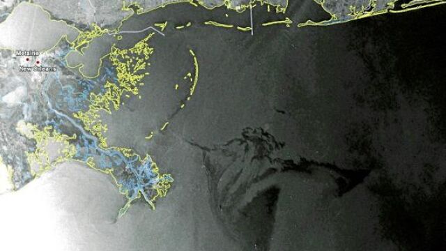 Imagen tomada por satélite y distribuida por la Agencia Espacial Europea (ESA) que muestra la mancha negra causada por el petróleo