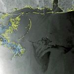 Imagen tomada por satélite y distribuida por la Agencia Espacial Europea (ESA) que muestra la mancha negra causada por el petróleo