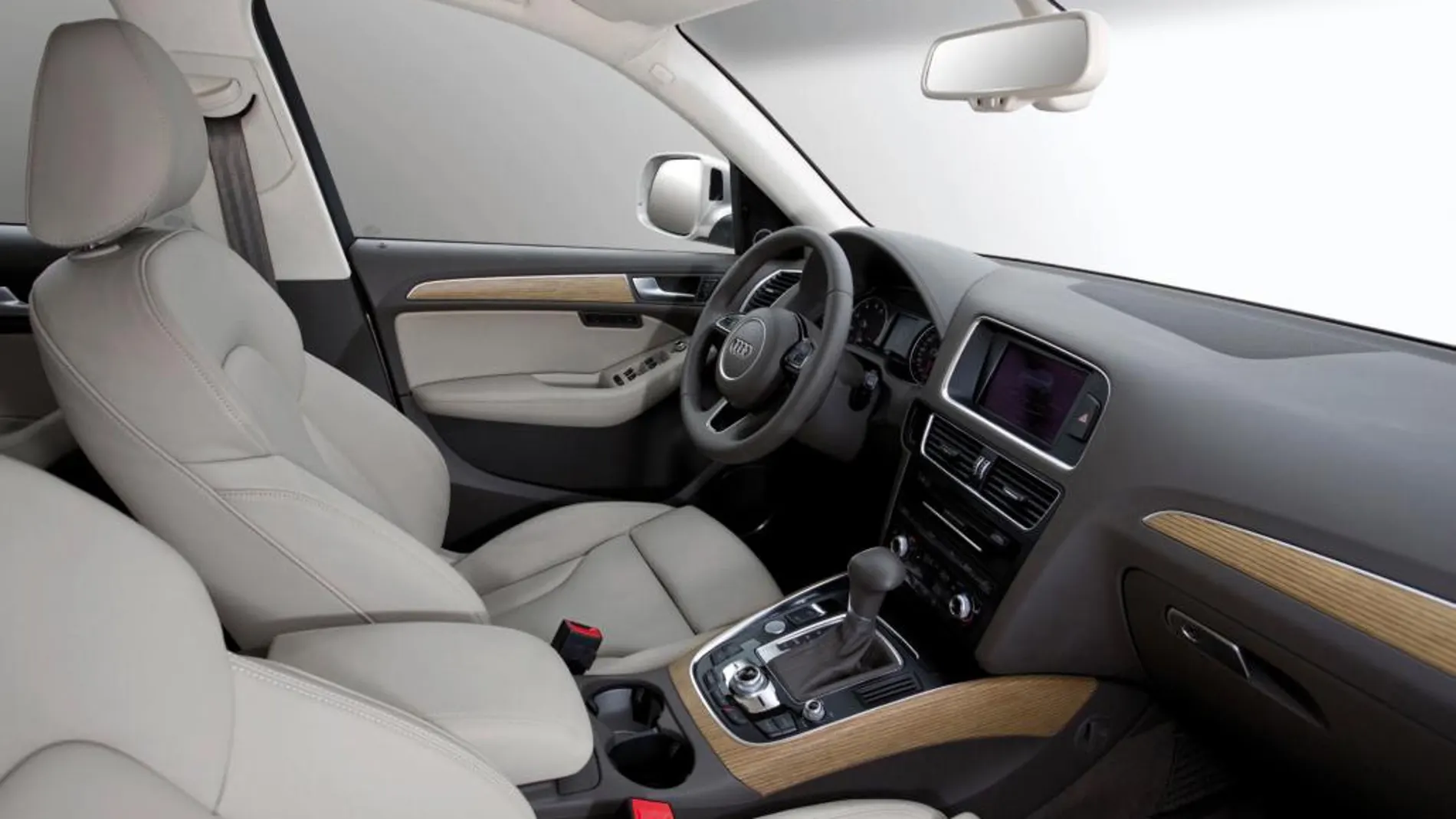 El Q5 2.0 TDi ultra equipa caja manual de seis velocidades.